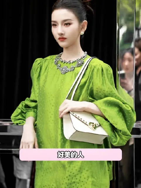 宋祖儿最新出镜的状态太惊艳了。身形纤细优越，腿部线条格外惹眼，大腿纤细，视觉上几乎和脖颈差不多细。整个人舒展亮眼，颜值十分出圈。
镜头之下氛围感十足，明艳动人。不少网友忍不住感叹她真的太美。精致的五官搭配苗条的体态，每一个画面都很吸睛。恰到好处的骨相加上轻盈的身形，自带亮眼气场，随便一拍都很出彩。