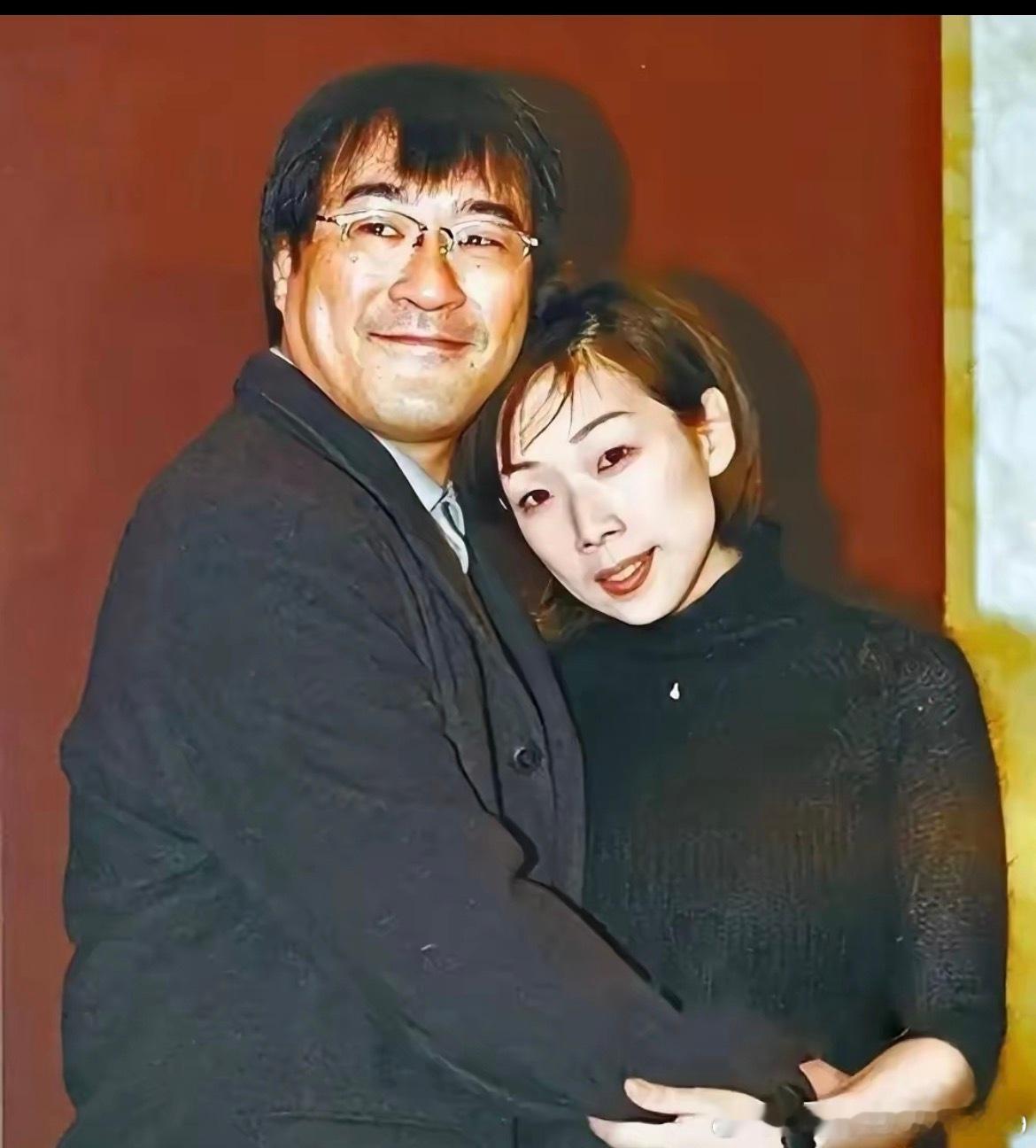 音乐圈都知道情场浪子李宗盛当年瞒着怀孕的妻子去加拿大见林忆莲，当时写了漂洋过海来看你。

然后人家没见，自己在寒风中度过一晚又写了为你我受冷风吹，回去的路上闷闷不乐顺道写了鬼迷心窍。

但在返程的飞机上对一个空姐一见钟情，又写了当爱已成往事，最后被揭穿后又写了凡人歌！

那么请问李宗盛 ​