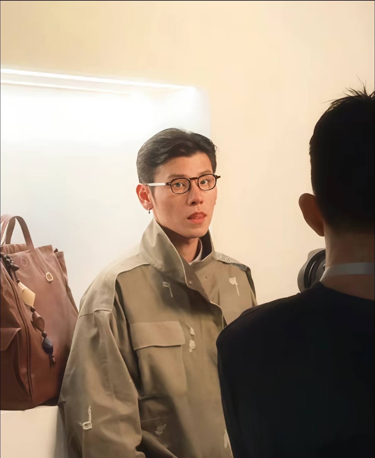 蒋奇明的帅，是区别于流水线偶像的独特质感，不靠精致五官取胜，却极具辨识度，越看越有味道。
 
作为公认的剧抛脸，他塑造的角色个个鲜活立体。《漫长的季节》里失语的傅卫军，仅凭微表情就演出人物的隐忍与狠绝；《边水往事》中的王安全，把底层小人物的圆滑、卑微与无奈刻画得入木三分，配角也能演出主角般的光芒。