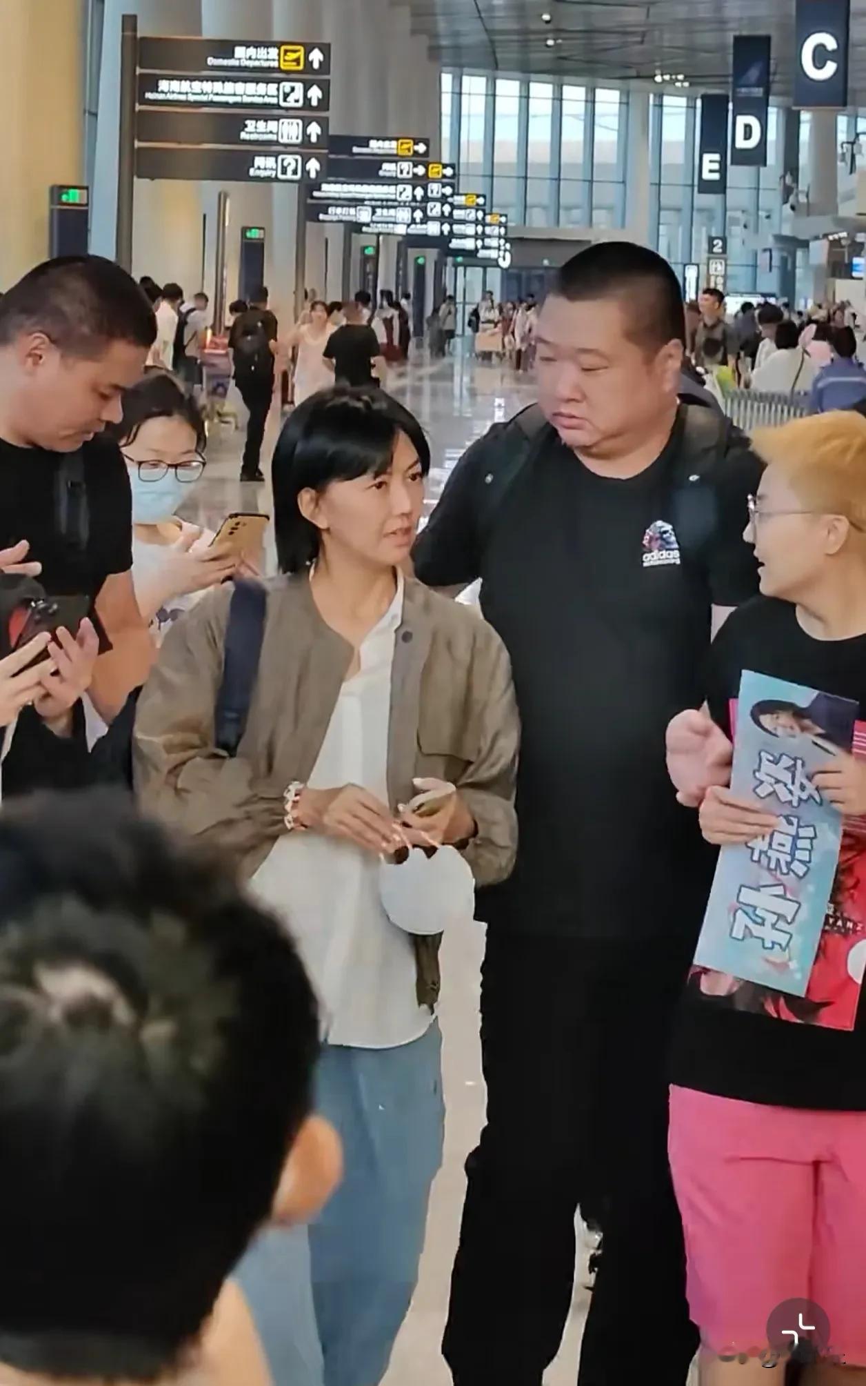 哪里胖了？！
孙燕姿现身机场，又瘦又美啊！
演唱会的造型师莫非是敌军，故意给她扮丑的吧！
爆料 孙燕姿