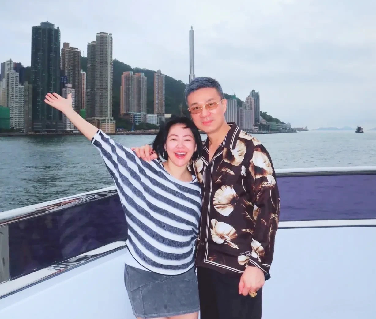 小S许雅钧喝咖啡被偶遇，小S素颜状态好，网友热议：越来越像大S ​