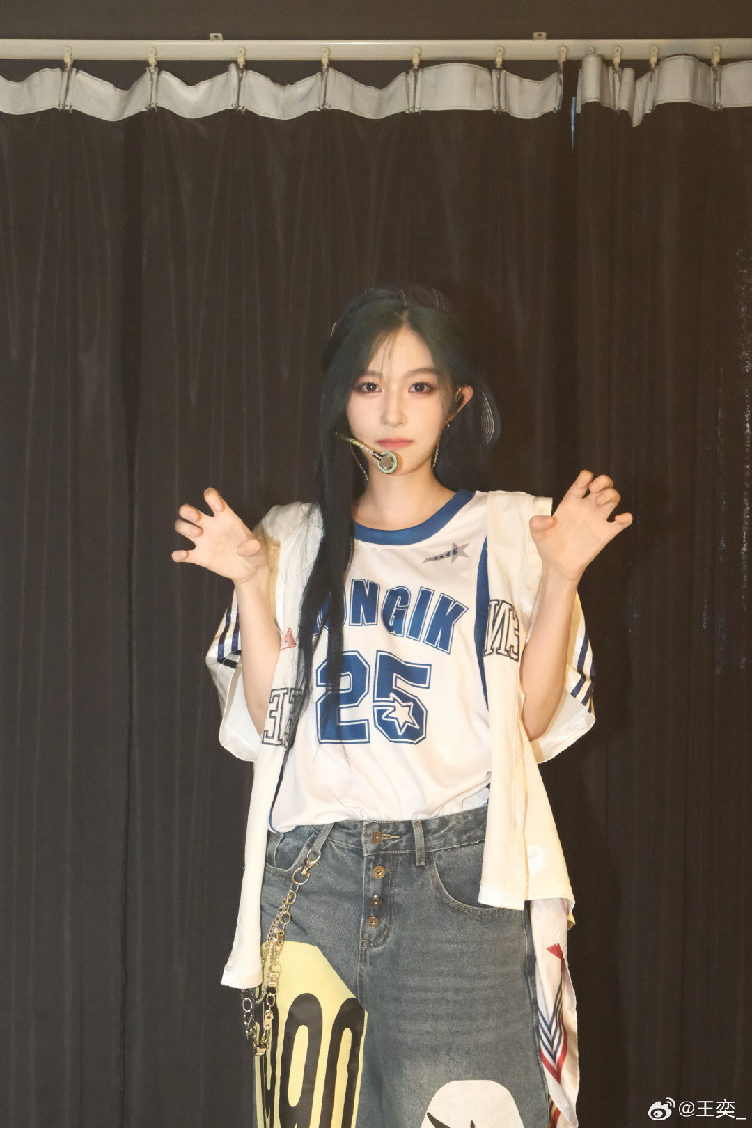 #王奕[超话]# 🥤#王奕0908出道九周年快乐# 

【🌸】DAY 1018 【🐾】ONEONE tmi

oneone小时候参加别人的婚礼，上台表演可以有奖励，oneone一开始不好意思，但是看上了一个小鸡的玩具，想送给外婆，好不容易鼓起勇气上台唱了首歌，结果玩具发完了。 ​