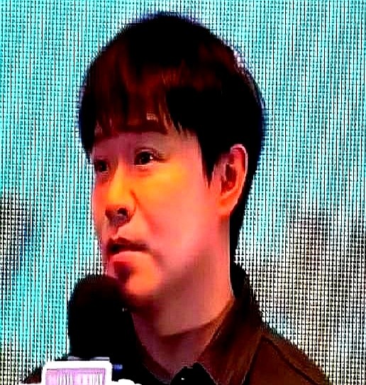 陈思诚拉来张译马丽攒局，给张国强送反派重头戏，竟被一口回绝。

别人挤破头想蹭的人情局，张国强说躲就躲。理由不是别的，而是他怕了：当年演完《士兵突击》的高城，入戏太深至今不敢回看，他生怕接了凶手自己又陷进去出不来。

在讲究人情往来的圈子里，这种为了心气拒绝硬饼的“轴劲”，到底是不识抬举，还是真清醒