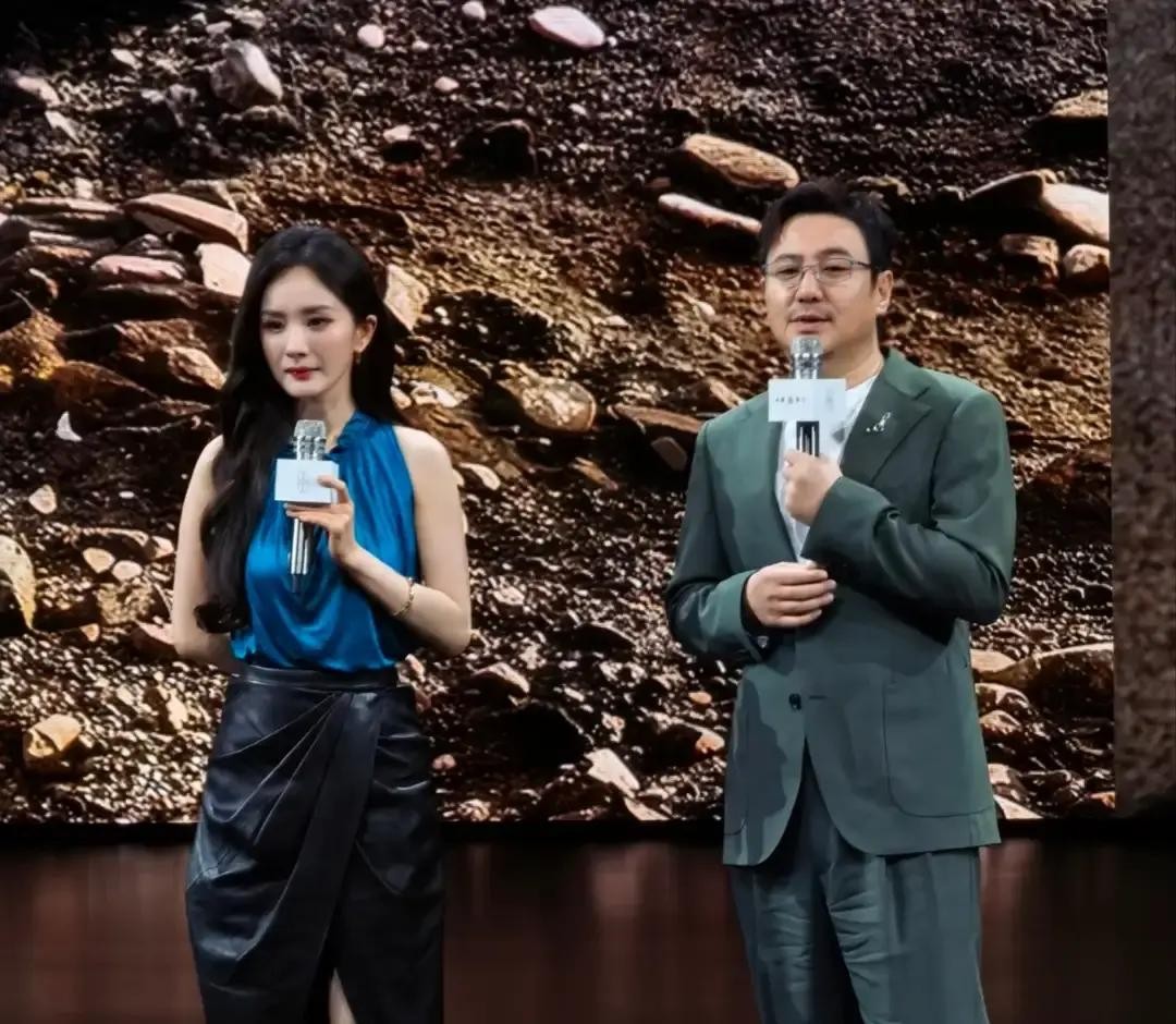 踩着高跟鞋的杨幂愣是在后头一路小跑，才勉强追上大步流星的沈腾

在享界G9的发布会现场，活动刚一结束腾哥转身就走，压根没想起来身后还有个搭档

更离谱的是，这种把女明星晾在原地的尴尬事已经是第五次上演了

眼瞅着气氛要尬住，人家杨幂半点都没恼

紧赶两步大大方方上去挽住了沈腾的胳膊，硬生生把舞台小事