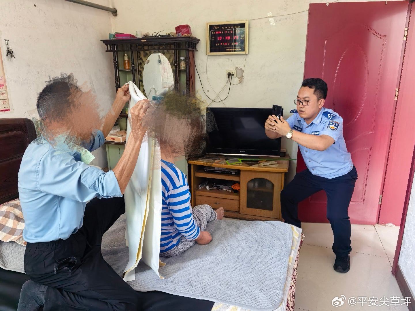 【阳曲派出所】上门服务暖民心 便民办证解民忧
        为切实解决行动不便群众办事难题，践行便民利民服务举措，9月3日，阳曲派出所户籍民辅警上门为辖区行动不便群众开展身份证采集办理服务。
        针对部分群众因身体原因无法到派出所办理身份证的实际情况，工作人员携带采集设备上门，耐心调整 ​