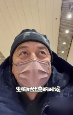 李亚鹏直播接女儿，李嫣当场扭头就走！
早年就出过同款争议，李亚鹏还自曝，曾经被李嫣拉黑，当时焦虑得睡不着，回头反思是自己付出感太强。
真等李亚鹏遇上财务风波，李嫣第一时间站出来发声，说爸爸喜欢经商，可他更爱我。
王菲一直是放养心态，早就说过你有你爸管就够了，一个给足自由，一个绷着劲儿想当好爹。