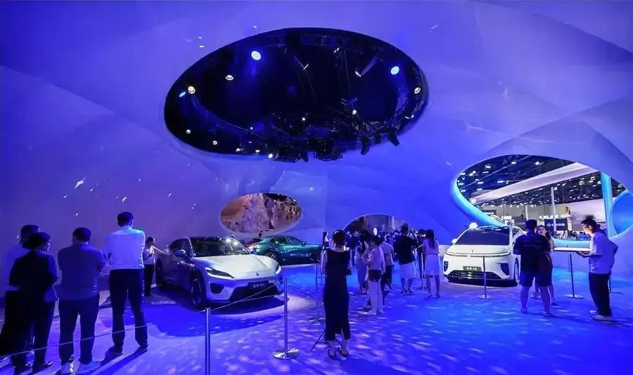 你信不信，未来的中国有可能是这样的：

这四种生活想象，放到2026成都车展里最先发生变化的，正是出行方式和家庭消费的选择。

展馆里，一边是比亚迪、鸿蒙智行、奇瑞等头部自主品牌包馆参展，新车一台接一台，展台前人流不断；另一边，不少合资和小众品牌没有出现，豪华品牌阵容收缩，超豪华品牌集体缺席。

车