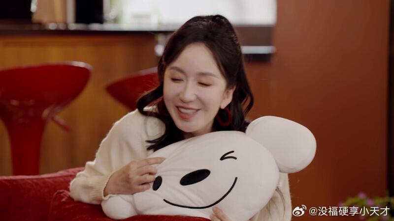 #偶遇娄艺潇李治良北京拍爱情公寓后传##北京偶遇娄艺潇李治良拍摄# 情景喜剧最怕演员端着，娄艺潇在这条赛道上一直挺松。北京路透里她往那一站，熟悉的喜剧节奏就出来了。 ​