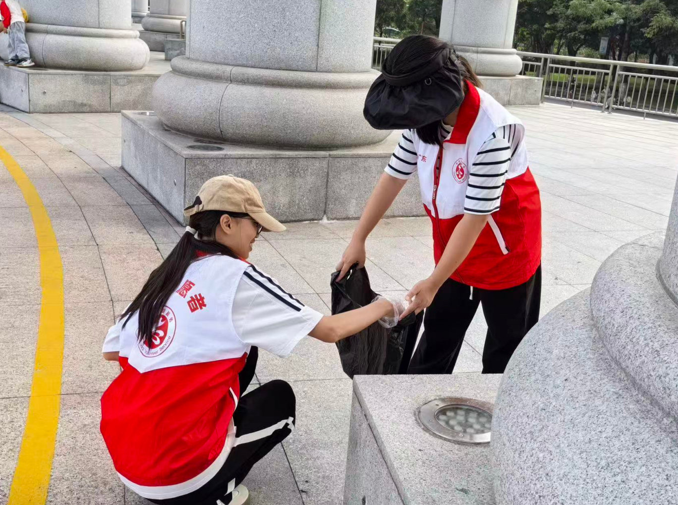 【弯弯腰、搭把手，花都广场悄悄“换新颜”[哇]】近日，花都城管联合相关部门开展志愿服务活动，志愿者们来到花都广场周边，开展垃圾分类宣传、环境清洁和共享单车秩序整理，以实际行动扮靓公共空间。文明随手可为，一起为美丽花都添彩！ ​