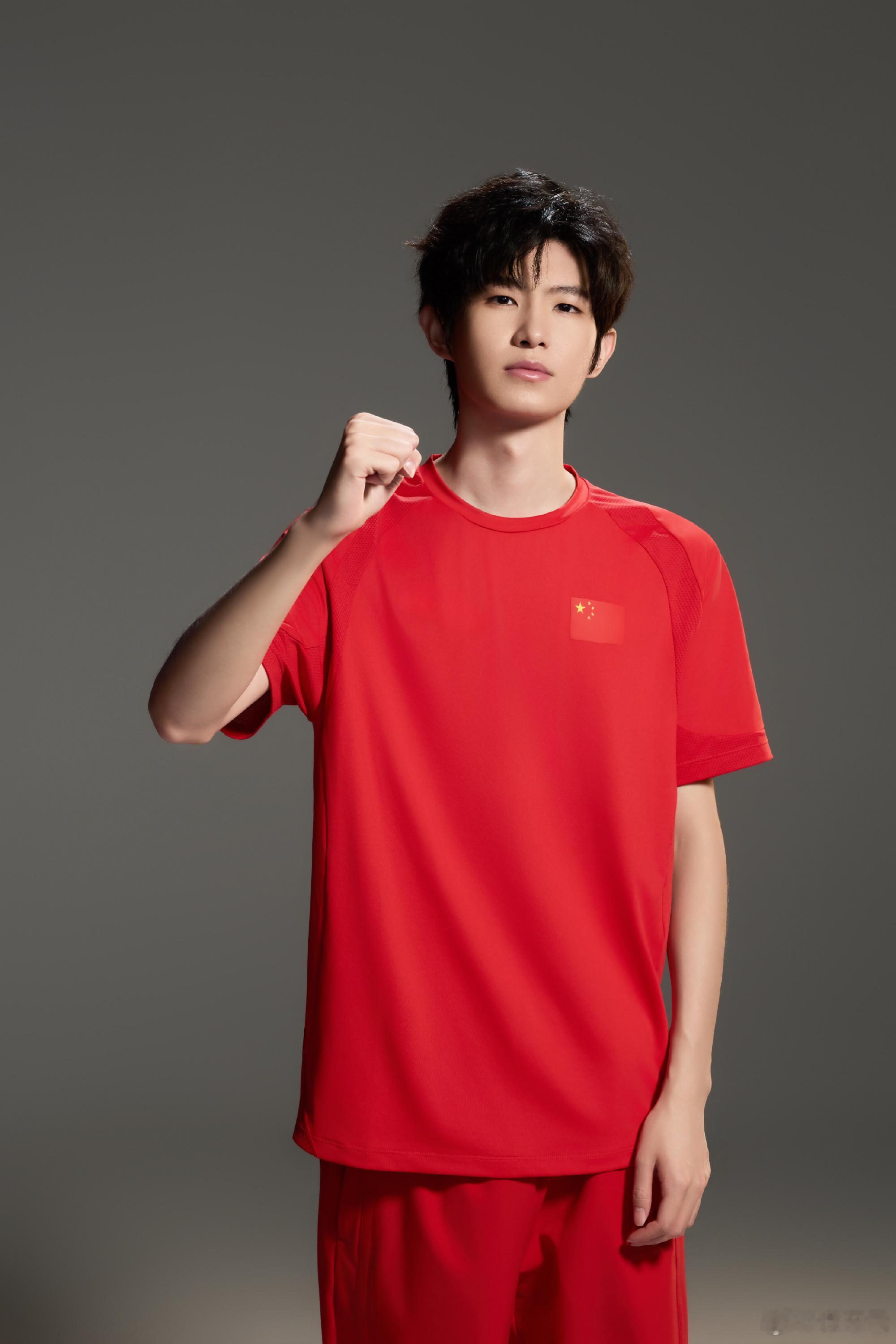#一诺xbc[超话]# 须知少年凌云志曾许人间第一流
16岁你意气风发说青训营没有人打得过你
17岁你拿到了自己也是AG的第一个冠军
18岁你迎来了自己的巅峰时期可惜那年一超多强
19岁你没有送出总决赛的那张门票
20岁的世冠赶上疫情你坚持说想自己打
21岁你哽咽着说打完今年不打了
22岁你说你热爱这片赛场要 ​