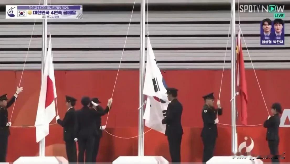 连手动升旗都能玩脱，这还是吹了几十年“精益求精”“工匠精神”的日本吗？
        10月3日，韩国U23男足1-0击败日本队，实现了亚运会四连冠。颁奖礼上，韩国球员正准备享受免兵役喜悦，但韩国国旗意外被卡住，直到国歌放完都没能正常升起，而两边的日本和中国国旗则顺利升旗，这让韩国球迷、球员、媒体