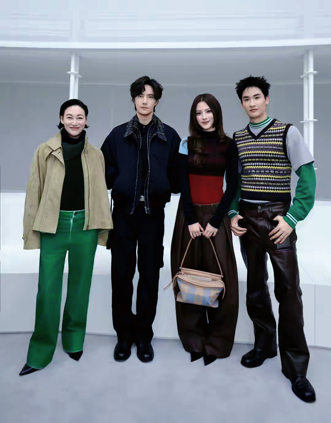 内娱真正让人记住的，从来不是华丽的红毯造型，而是明星骨子里的教养和分寸感。
最近秀场后台，王一博偶遇前辈惠英红，下意识侧身弯腰打招呼，态度谦逊又真诚。不是刻意在镜头前表演，就是晚辈对长辈最纯粹的尊重。
人越优秀、站得越高，反而越懂得放低姿态。流量可以炒作，热度可以包装，但刻在骨子里的人品和修养，是怎