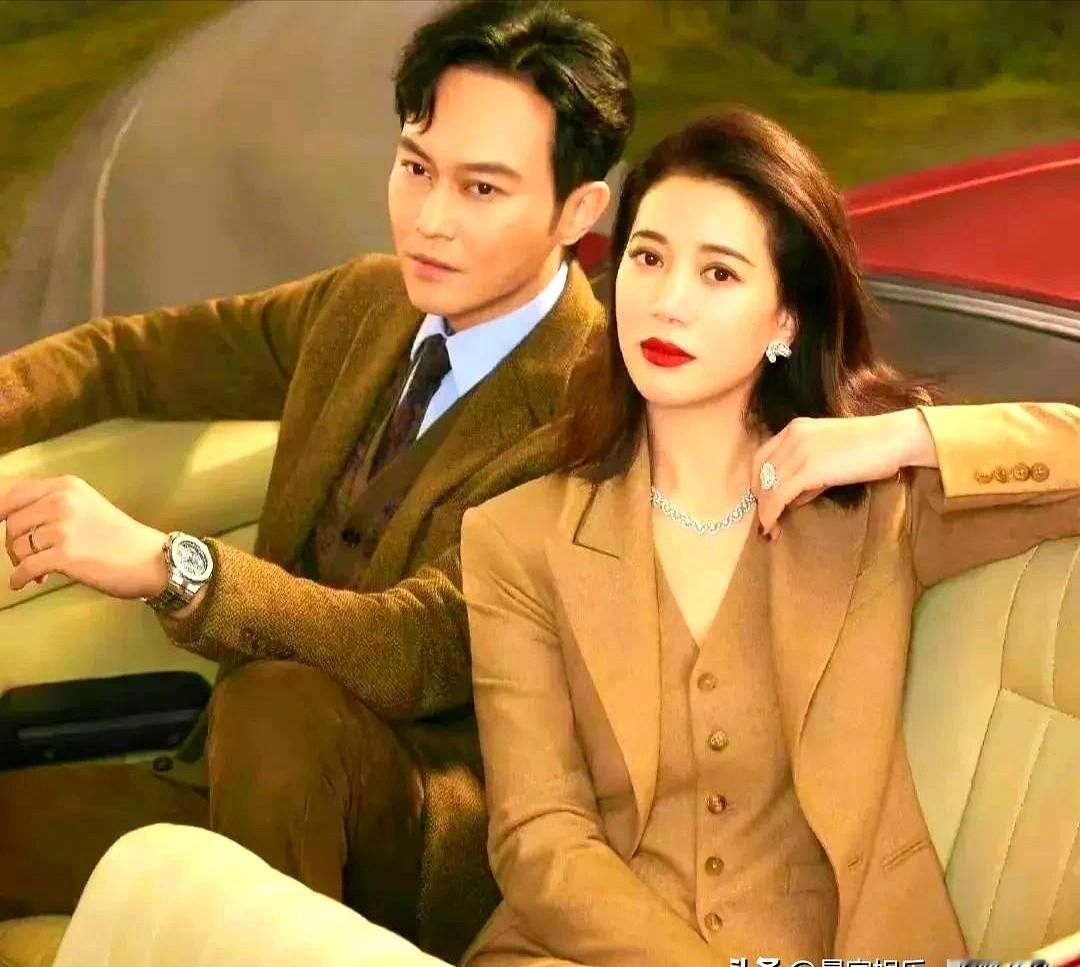 张智霖说袁咏仪像菲奥娜公主，不是夸她美，是说她“很壮，鼻子很大”。

靓靓问自己是不是胖了，亲老公硬憋出这么个比喻，在旁边直尬笑。

外界总以为袁咏仪脾气火爆，其实这姐巨好哄。平时急眼了，张智霖顺手拍拍她胳膊来句“好了好了，别生气了”，她自己心里就琢磨“其实我也有不对”，顺着台阶就下来了。

要是气