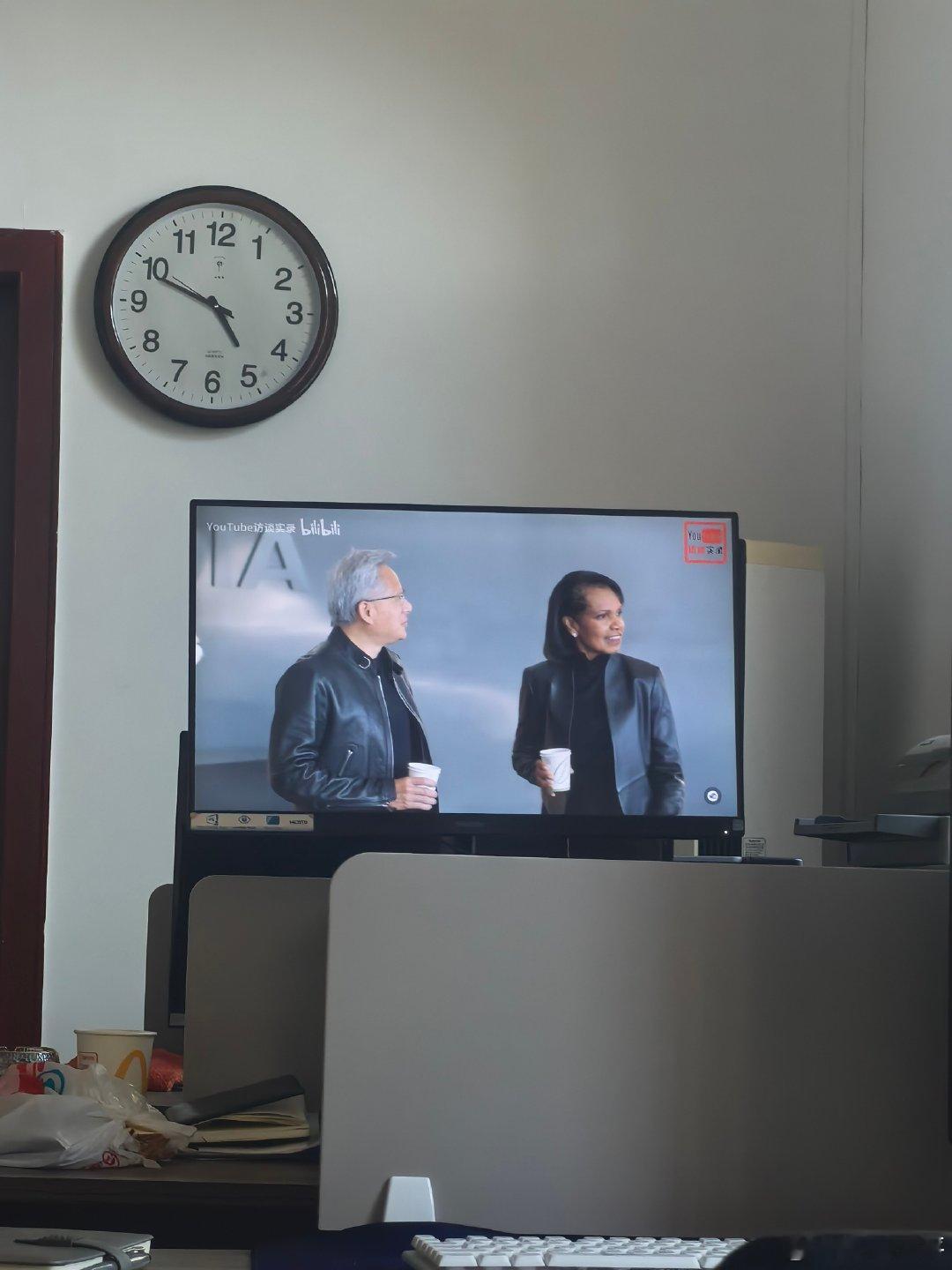 黄仁勋的英语也太好听懂了。是那么清晰，清脆，有节奏。 ​