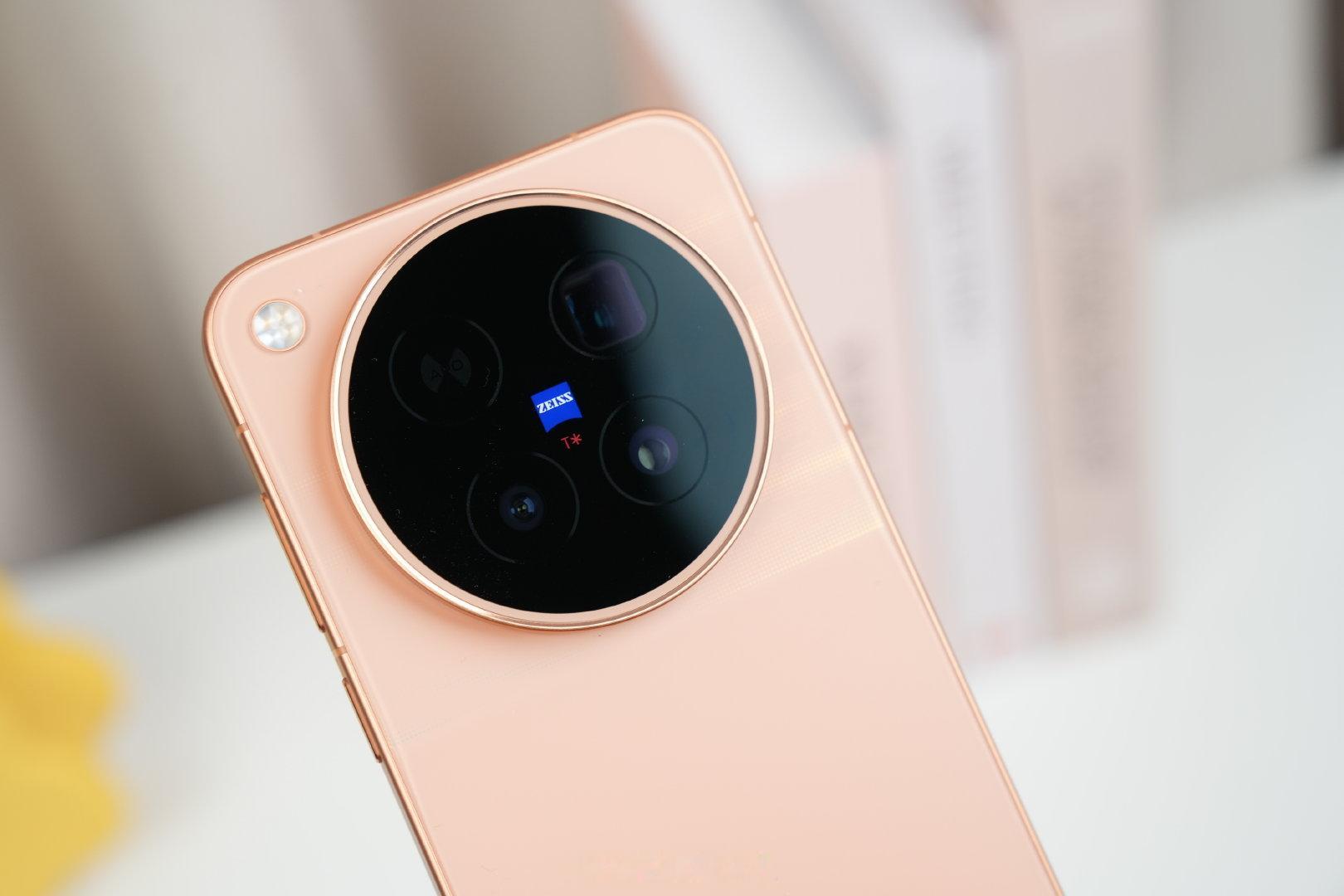 vivo X500、vivo X500 Pro Max将在明天率先开售啦，你们选好颜色了吗？[好喜欢]我觉得这「览霞」不错！[求饶] ​
