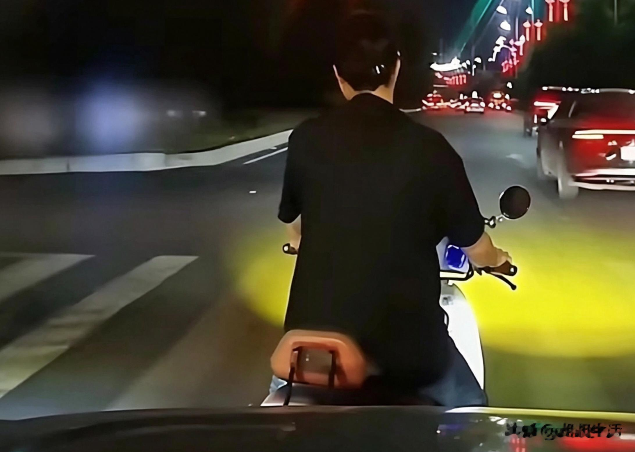 湖南衡阳街头冲突：孕4月女子机动车道压速别车，司机忍无可忍动手，双方均要担责

 2026年9月29日，湖南衡阳街头爆发一起备受关注的道路纠纷，完整过程被行车记录仪记录下来。事发时，一名怀孕4个月的女子骑电动车，长时间在机动车中间车道低速压车。后方轿车司机闪灯提醒避让，女子并未让行。司机找准机会超车