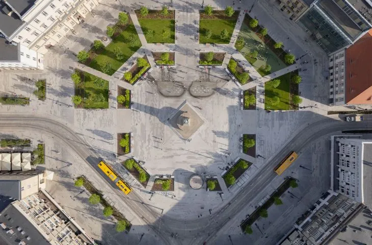 波兰中心城市Lodz的中心广场