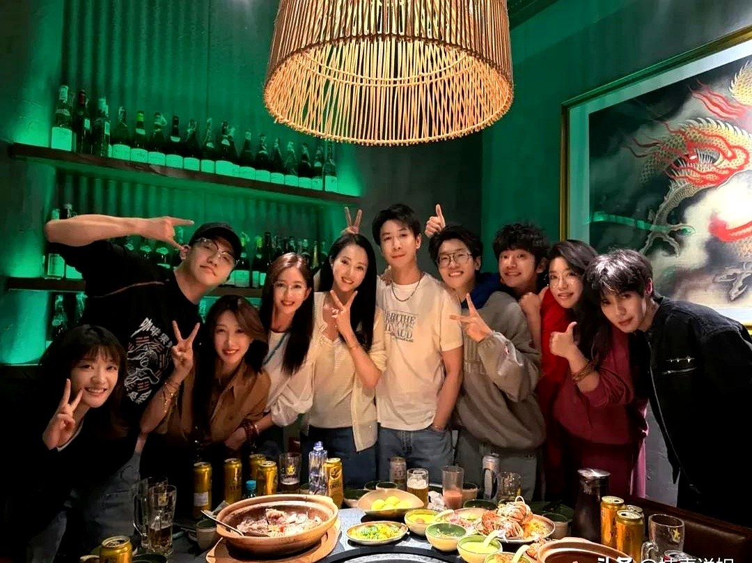 “张维伊，你命嘎嘎好呀！”

董璇、张维伊、佟丽娅和朋友聚餐。朋友走时忘拿充电宝，董璇不仅帮忙收着，还默默把电充满，隔天见面时交还给了朋友。朋友十分感动，发文感叹董璇不声张不刻意，总是默默安顿好一切。

张维伊随后在评论区回了一句：“我上辈子拯救了世界。”

董璇以前说过本来不想再进婚姻，遇到张维伊