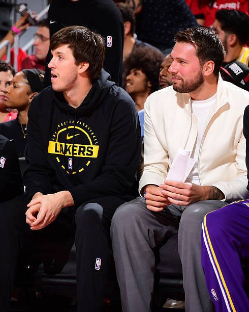 根据目前的消息是，东契奇是确定首轮不会复出的  里弗斯在G5有可能复出...