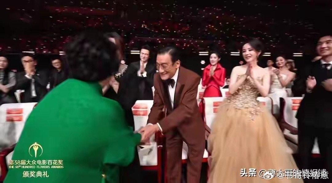 梁家辉杨幂同坐台下：一个捂嘴一个拥抱，两个意难平各演各的体面 ​​​