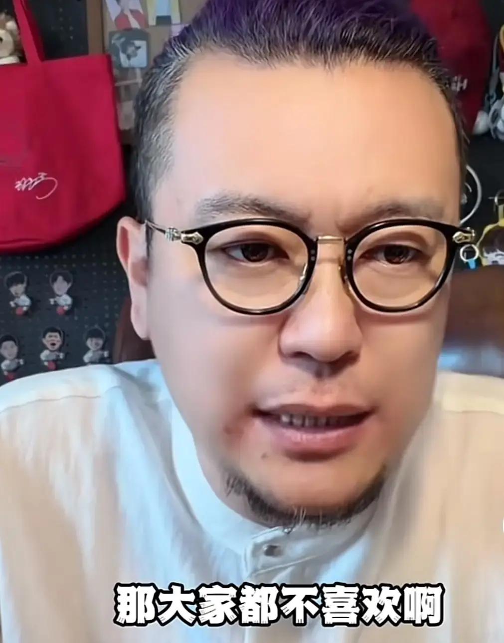 樊振东才刚去欧洲赛场露了个脸，网上某些人就坐不住了，张口闭口就是“出国打球就是不给国家出力”。
这种站在道德高地上的指手画脚，听着真让人觉得好笑。
一个手握19个国际大赛单打冠军、实打实的大满贯选手，把能拿的金牌拿了个遍，怎么一转头就被扣上了“不出力”的帽子？
合着在某些人眼里，运动员非得把自