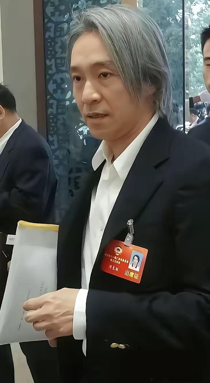 1港元卖完影院只是开始，
星爷接下来大概要干三件事。
​一、剥离亏损业务，靠出表美化财报，保住上市公司壳资源。
二、监制短剧《食神2026》，深耕新媒体赛道，不再依赖院线。
三、债转股加码控股，1900万可换股债券转股份，持股升至64%触发全面要约，实质是收拢股权、掌控全局。
​要知道旗下门店早 ​