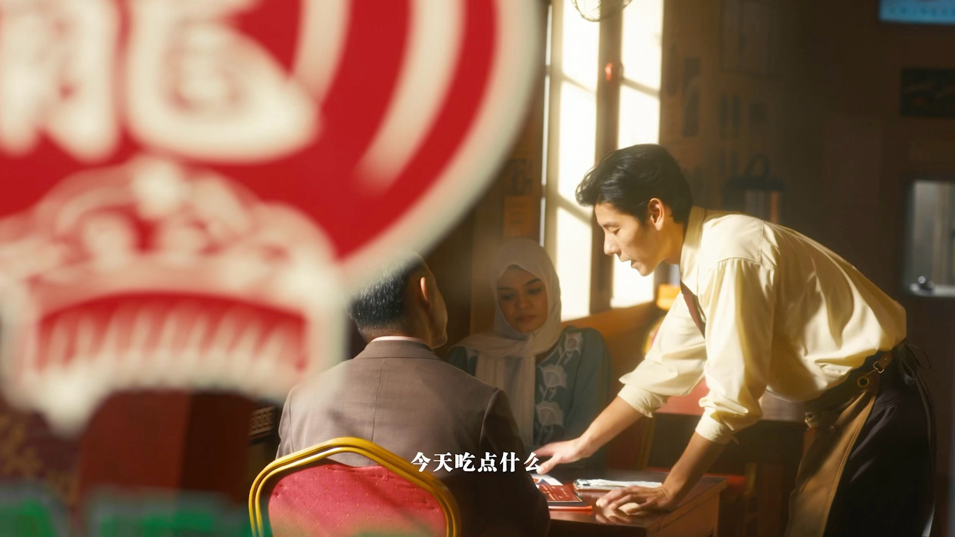 #蒋奇明还没从龙餐馆出来#《龙餐馆》竟然出番外了？！蒋奇明真的好会演啊，连微表情都拿捏得恰到好处，彻底将“马俊生”演活了。语言天赋更是让人赞叹不已，多种语言自由切换，连最难的阿拉伯语都说得流畅自然。

看完惊喜彩蛋之后，小桃久久不能平静，实在是马俊生的台词后劲太大了！！尤其是那句“有 ​