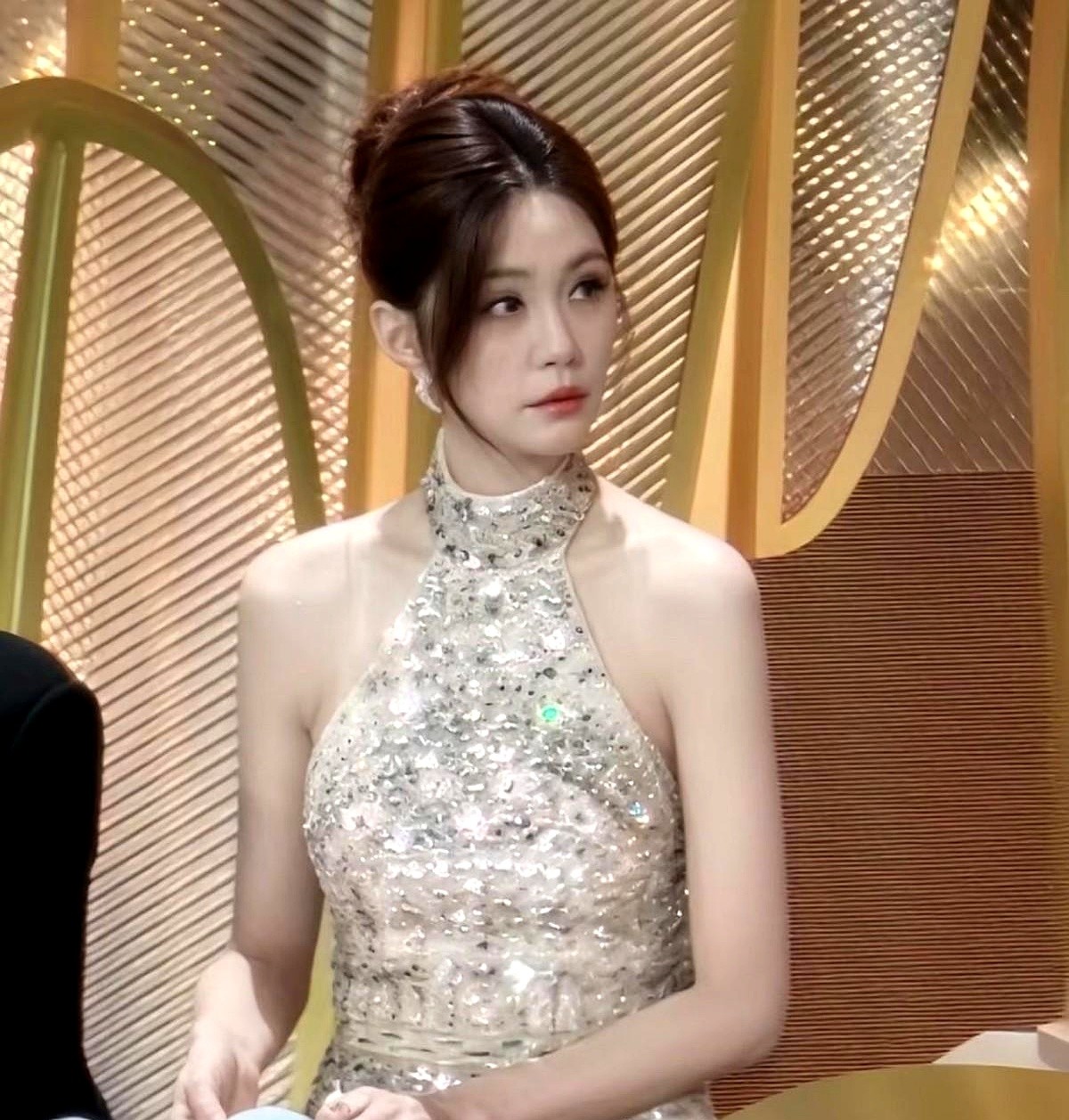 金鹰奖上，37岁的主持人沈梦辰出现了停顿冷场。

话掉在了地上，嘉宾杨紫主动出面化解了尴尬。随后，沈梦辰顺势接了一句“紫气东来”。

嘉宾能出面帮忙，那是嘉宾的体面。

专业主持人最忌讳冷场。这几秒钟其实没必要上纲上线，但怎么把掉在地上的话稳稳捡起来接住，才是自己的本事，这事确实值得复盘。

毕竟，