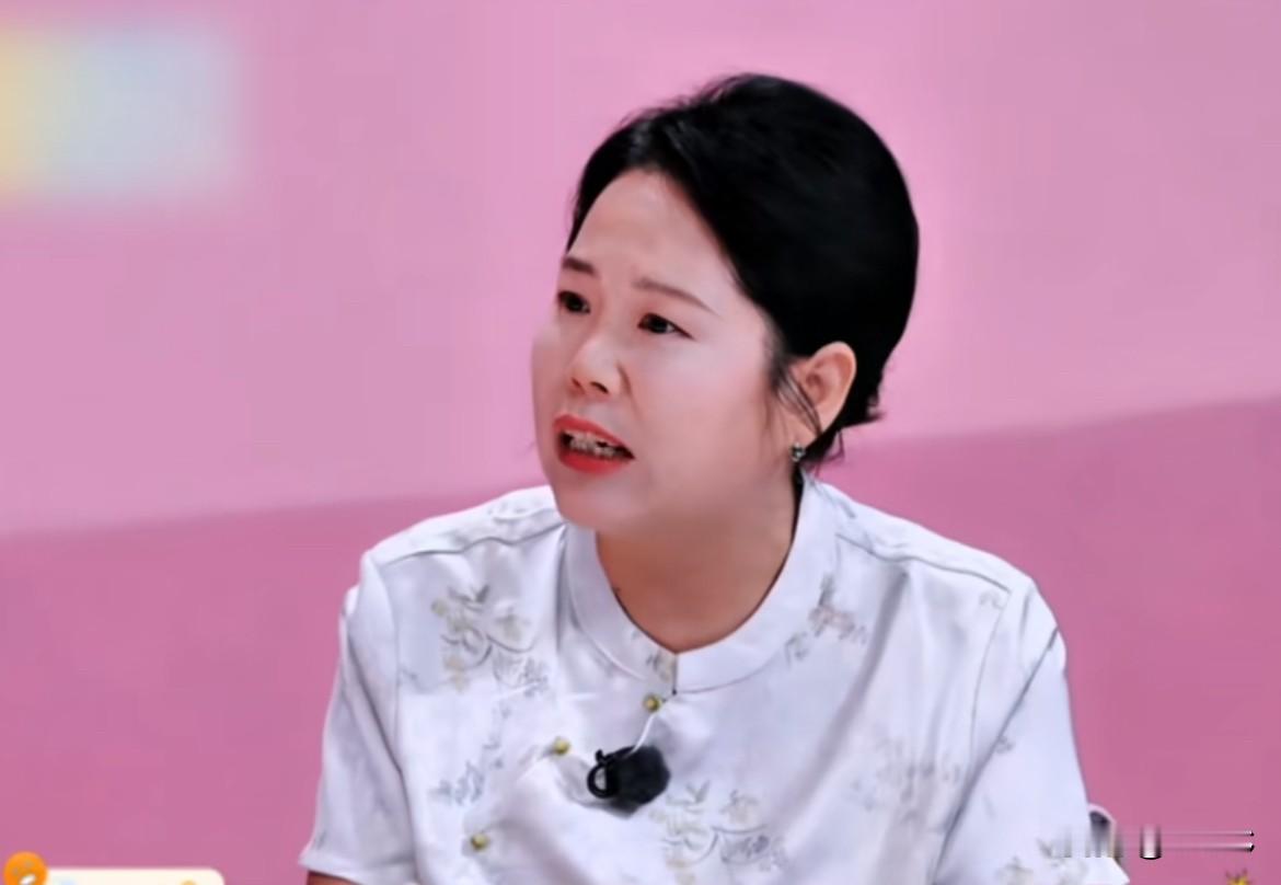 任凭张家齐妈妈在节目里如何哭诉，网友们都坚定地站张家齐，
看了很多切片感觉她妈妈说话很矛盾，
1.为庆祝孩子的金牌买了纪念意义的项链，只告知了一声，孩子没见过更没戴过，真不知道是给她女儿买的还是给他自己买的；
2.吐槽网友们给张家齐和全进华P图，劝大家善良，可当时她在直播间喊的“在一起”；
3.想像