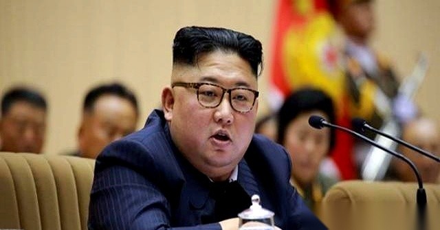 新华社最近公开的几条关于朝俄动态和俄乌和谈的消息，把一个极其残酷的现实，活生生地拍在了桌面上。
一边，是成千上万的集装箱运过边境，是部队开进库尔斯克的泥泞战壕，是俄方立起纪念碑公开悼念牺牲的异国士兵。
可另一边呢？当乌克兰拿着新的终战提议递给美国特使，各方准备坐下来商量怎么停火的时候，核心会议室的大