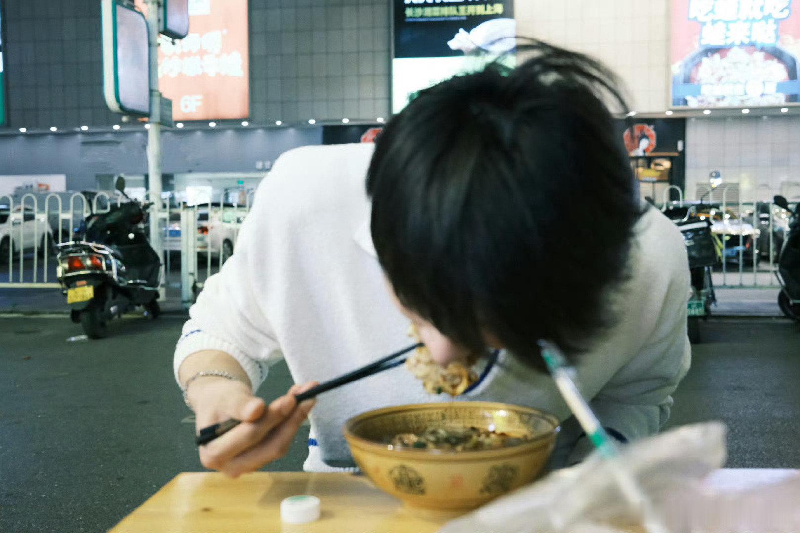 #闫桉[超话]# 你身边那个活人感很强的男友#闫桉# ​