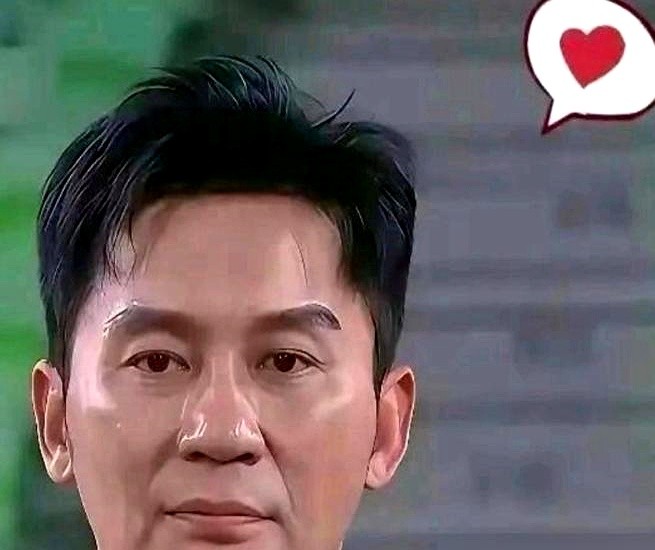 张译捧起白玉兰奖杯那天，李晨正扎在泥水里撕名牌。

新剧里李晨憋着狠劲飙戏，弹幕飘的全是“他下一秒是不是要喊伐木累”。观众脑子里全是大黑牛。

十年前演吴哲时，他起点不比张译、段奕宏低。后来段奕宏拿影帝，张译成标杆。

李晨却在综艺里跑了十年。曝光率撑爆了，演员底色洗得干干净净。

脸在综艺里透支光