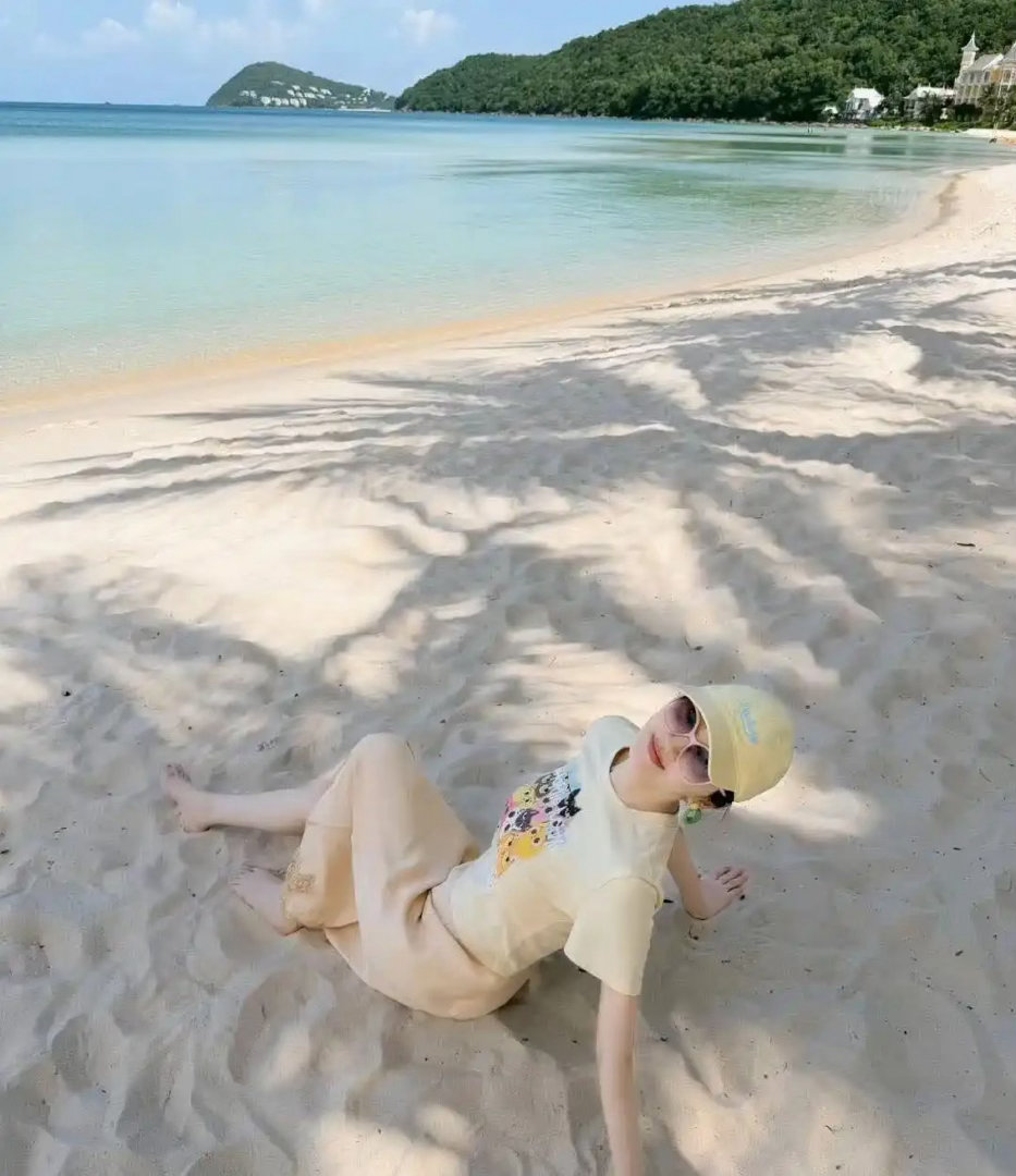 景甜在她的生日那天拍的写真简直让人心动不已，阳光洒在她身上，仿佛为她披上了一层金色的光辉。 ​
