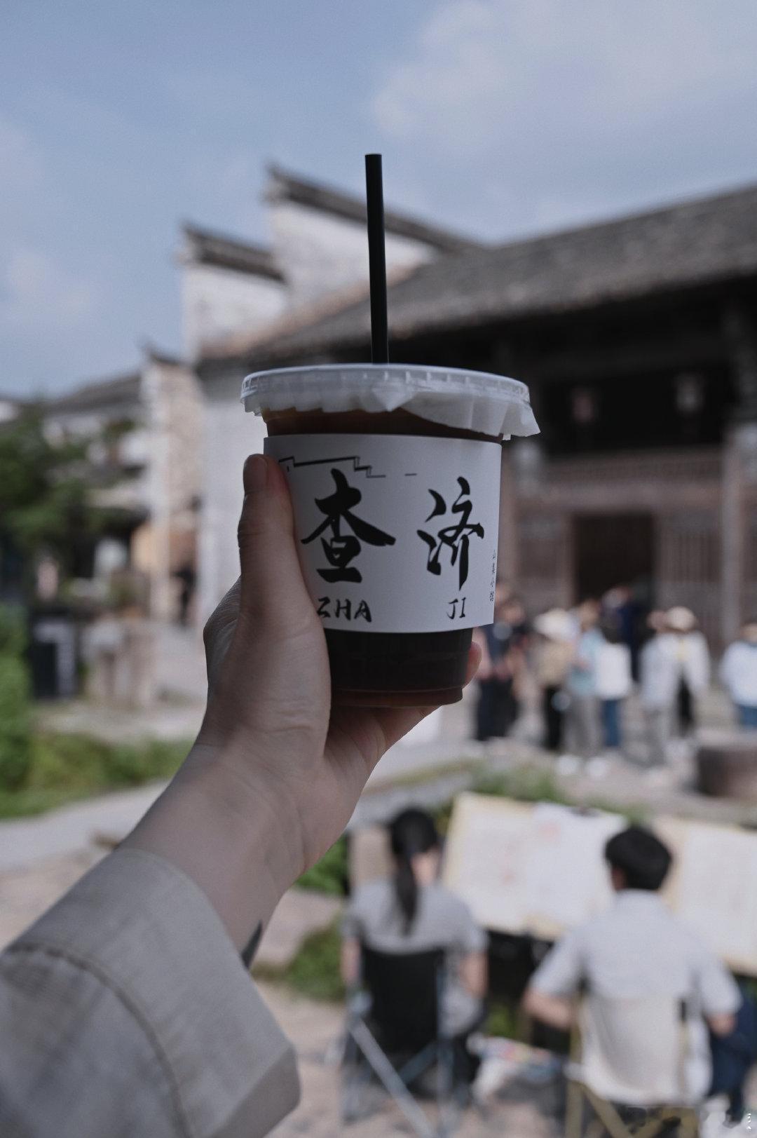 #秋日漫游宣城#  
清晨的查济，薄雾漫过街巷，草木缀满晶莹白露，微凉秋风掠过白墙黛瓦，马头墙在朦胧雾气中若隐若现，三溪流水潺潺流淌，为静谧古村增添灵动气息。

#跟着四季游宣城##中秋放假3天不调休高速不免费# ​