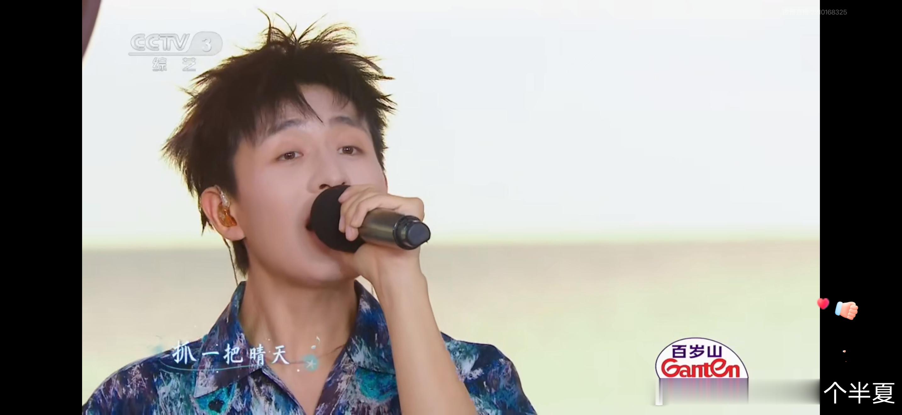 #焦迈奇[超话]#  这个海岛帅哥是谁？？？状态好到爆炸！暑夏好听鼠了！ ​