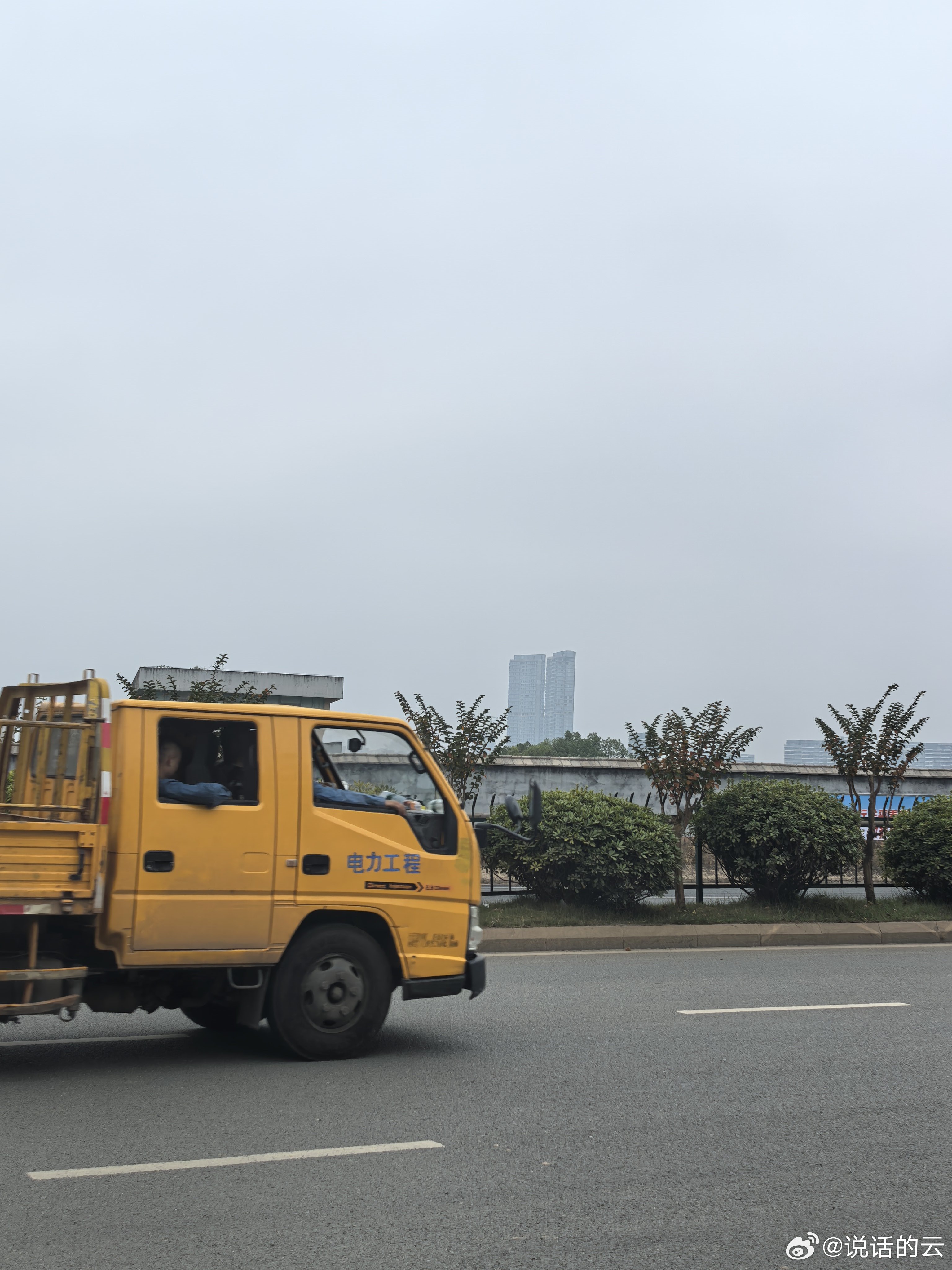 与湘江比肩
文/说话的云

全长948公里的湘江干流在不远处
沿北去的路线奔流不息
她比任何人都长寿
经历所有生命的经历

此刻黎明的我想起刚刚离去的刘欢
总能把生活唱得高潮迭起
远远感应沉默的湘江
内心不忍发一千次悲泣

一般人是不能与湘江比肩的
他也许可以
如果我跑进虫洞就能掌控时空
就能像一粒 ​
