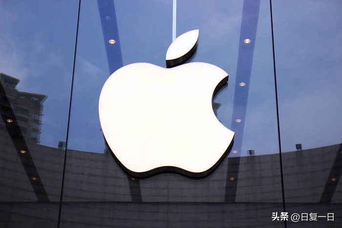 苹果iPhone 18 Pro/Max 售价曝光，不同存储版本定价一览

iPhone 18 Pro以及Pro Max的国行价格信息已经流出，各个内存档位对应的售价，还有开售时间都有详细消息。

新款iPhone 18 Pro，屏幕尺寸维持6.3英寸。基础的256G版本定价9999元。往上512G版