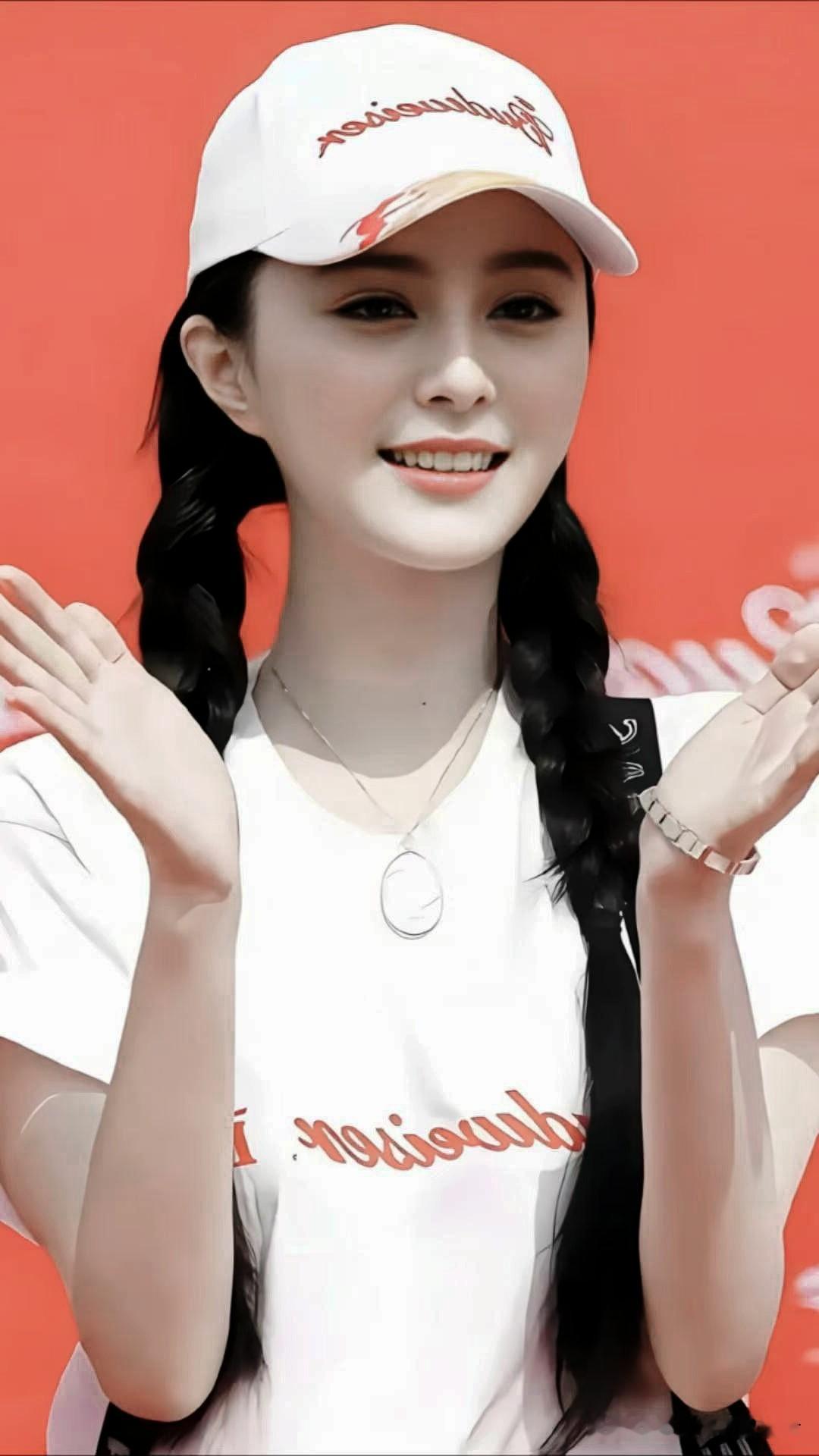 她身材高挑修长，  五官精致柔美，  且比刘亦菲更耐看，  皮肤白皙水...