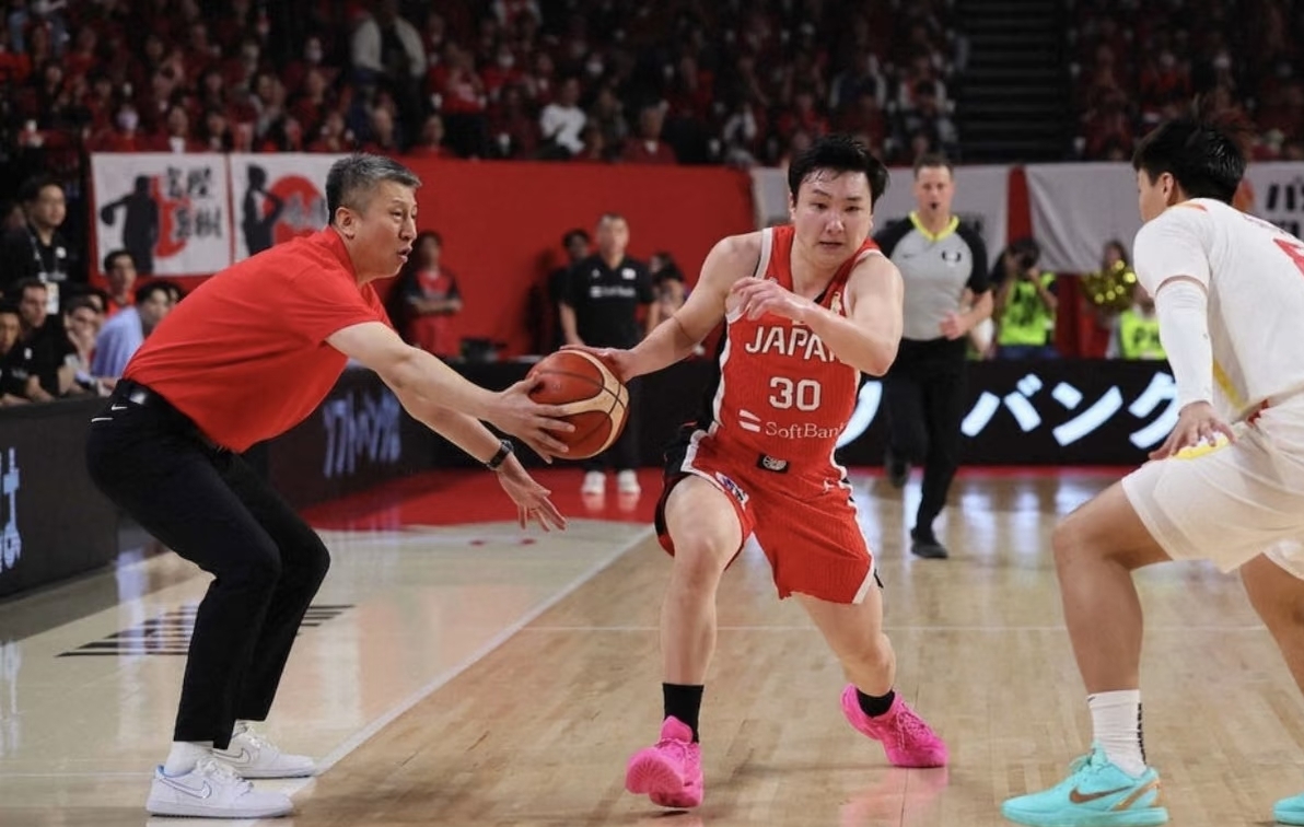 郭士强“抢断”日本后卫瞬间爆红，男篮逆转胜裁判抢戏  昨晚中国男篮客场...