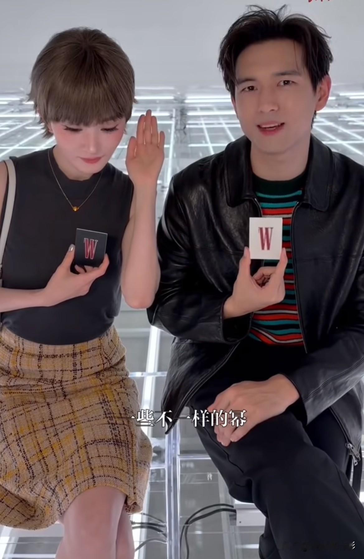 李现聊起和杨幂聚餐的趣事，说吃饭时杨幂总会不自觉提起女儿。杨幂对外一直是雷厉风行的女强人设定，私下里却是妥妥的女儿奴，在外奔波工作，心底始终牵挂孩子。不少网友调侃，李现这算是提前取经，毕竟他年纪也不小，借着聚餐悄悄储备育儿经验。李现