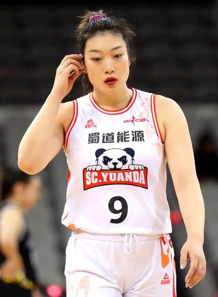 打完大比赛就集体回老东家备战的安稳日子，中国女篮这次彻底不打算过了。
十月下旬这波名单一落地，几位顶梁柱的路线选得让人眼前一亮。
李月汝从女子美职篮抽身回国，直接披上了山西女篮的战袍。有刚经过顶级对抗的大中锋坐镇内线，本土联赛的火药味一下子就上来了。
韩旭和王思雨，却偏偏选了另一条不好走的路。