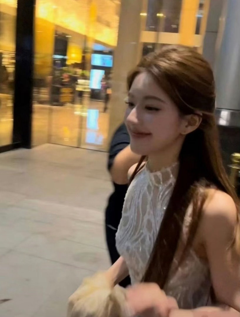 #赵露思# 
当时这两张生图火的连路人都知道 ​