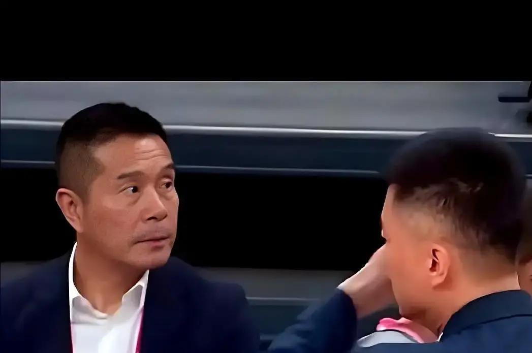 陈海涛出手不凡！

据CBA媒体人赵探长透露：亚科夫列维奇将担任广东男篮主教练，贝罗卡尔担任助理教练，前者将于8月21日抵达东莞。

这次调整不是只换一个名字，而是连主帅、助教到技术环节都在重新搭起来，杜锋离开后留下的空位，也正在被一整套外教班底慢慢填上。

看着挺热闹，真落到场上，可不是把履历表摊