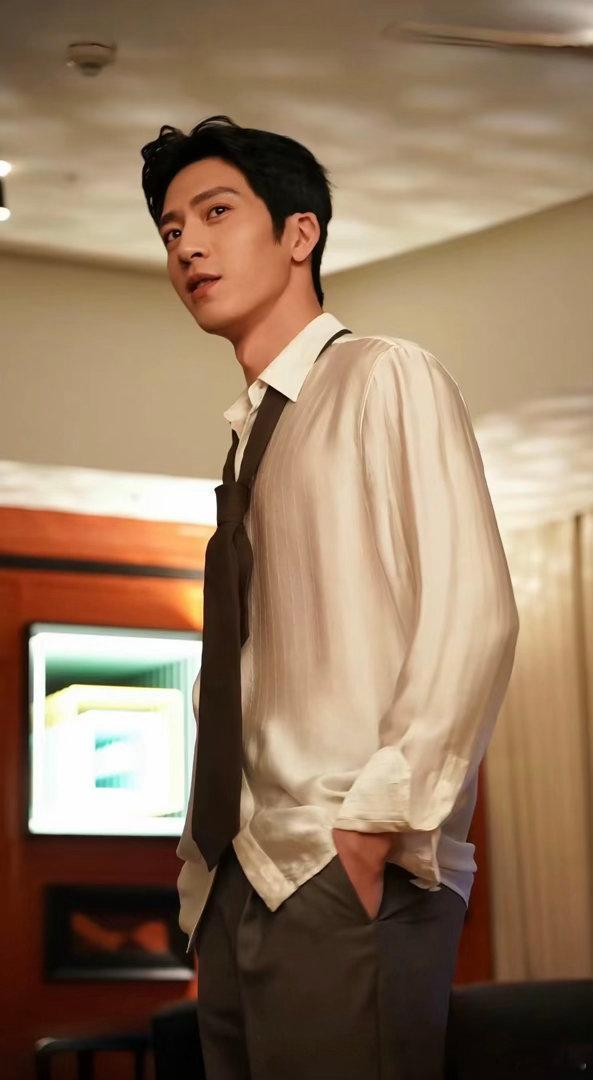 #井柏然[超话]#  谁还没换上 Luke 栾念井柏然壁纸｜早春晴朗
谁能拒绝栾念这种成熟克制的男人
井柏然真的好会演啊
整理了一组自用的井柏然高清壁纸
换上了新壁纸
每天打开手机就能看见栾念了#早春晴朗##高清壁纸# ​