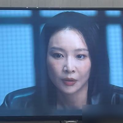 高叶的脸，被群嘲了。
《狂飙》过去三年，网友盯着她的近照，说医美保质期到了，说大嫂崩了。说来说去，就一个意思：她没续上爆款。
可翻翻她最近在干嘛。9月底，人在米兰，西装杀，vlog拍得飞起。10月10号，新剧《蒸蒸日上》央视八套黄金档开播，她演草根律师萧龙女，专接鸡毛蒜皮的民生案子。10月12号