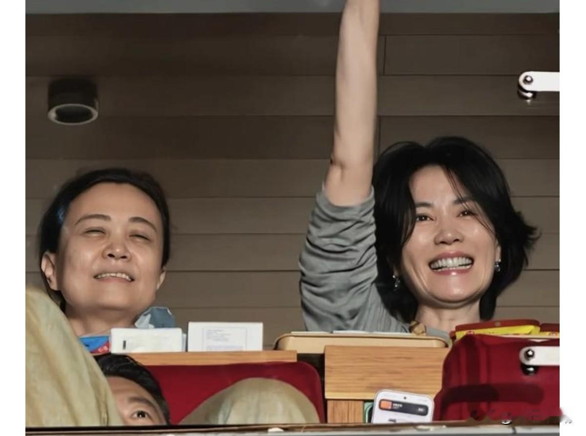 晒图笔记大赛 那英北京演唱会简直绝了，堪称年度顶级娱乐圈团建现场！时隔十二年回归北京开唱，舞台质感直接拉满，金曲连唱让人梦回青春。
最大惊喜当属肖战空降，复刻“那战队”同台名场面。两人深情合唱《千年一声唱》，独唱环节肖战白衣温柔开嗓，治愈歌声直击人心。
台下更是星光熠熠，王菲低调坐镇包厢跟唱，还手写