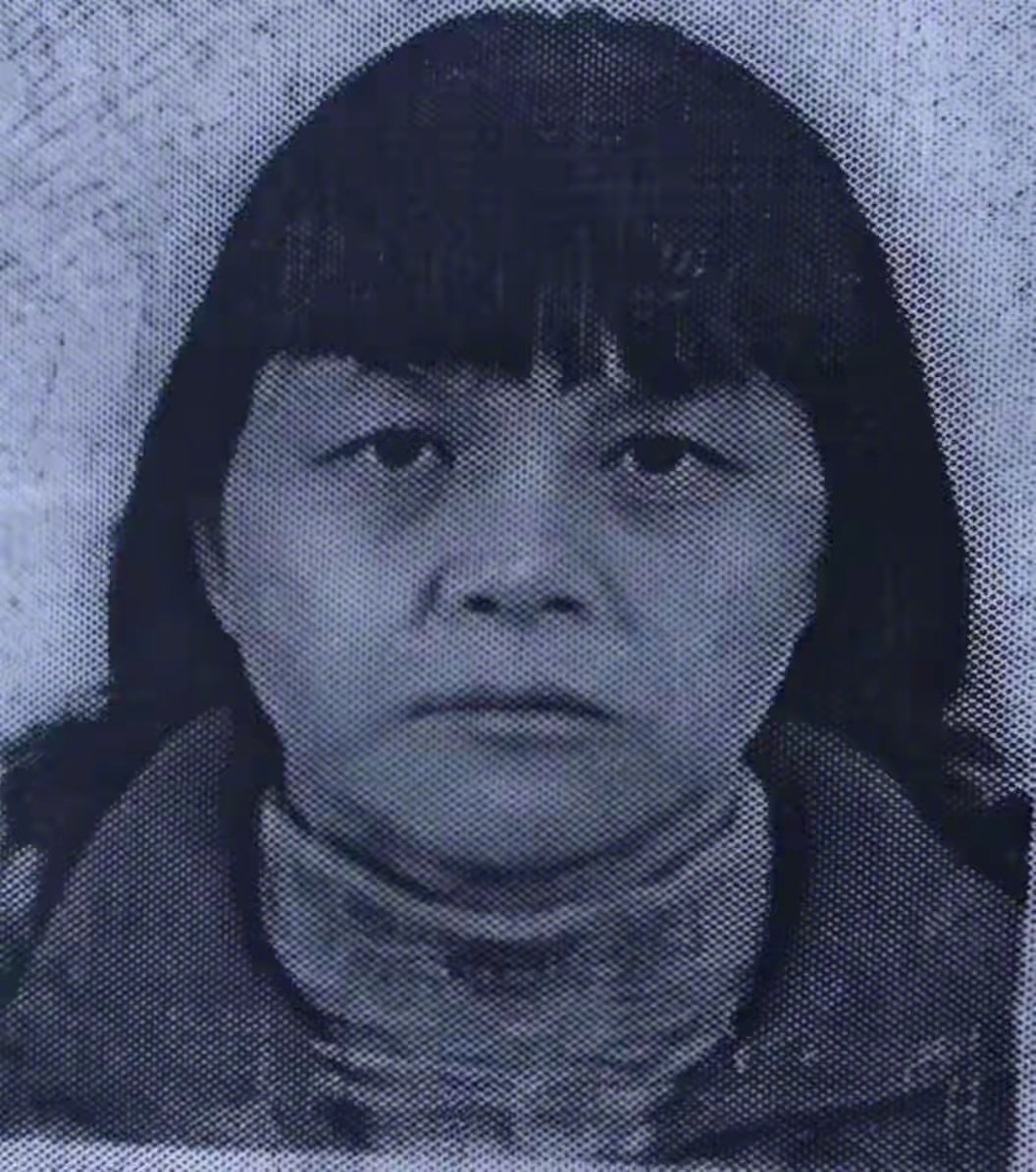 #梅姨证件照曝光#  这16年前的照片，表情凝重，一看就感觉是有心事。刚看到报道，连微信都扒出来了，很好奇她微信朋友圈都发了啥？ ​