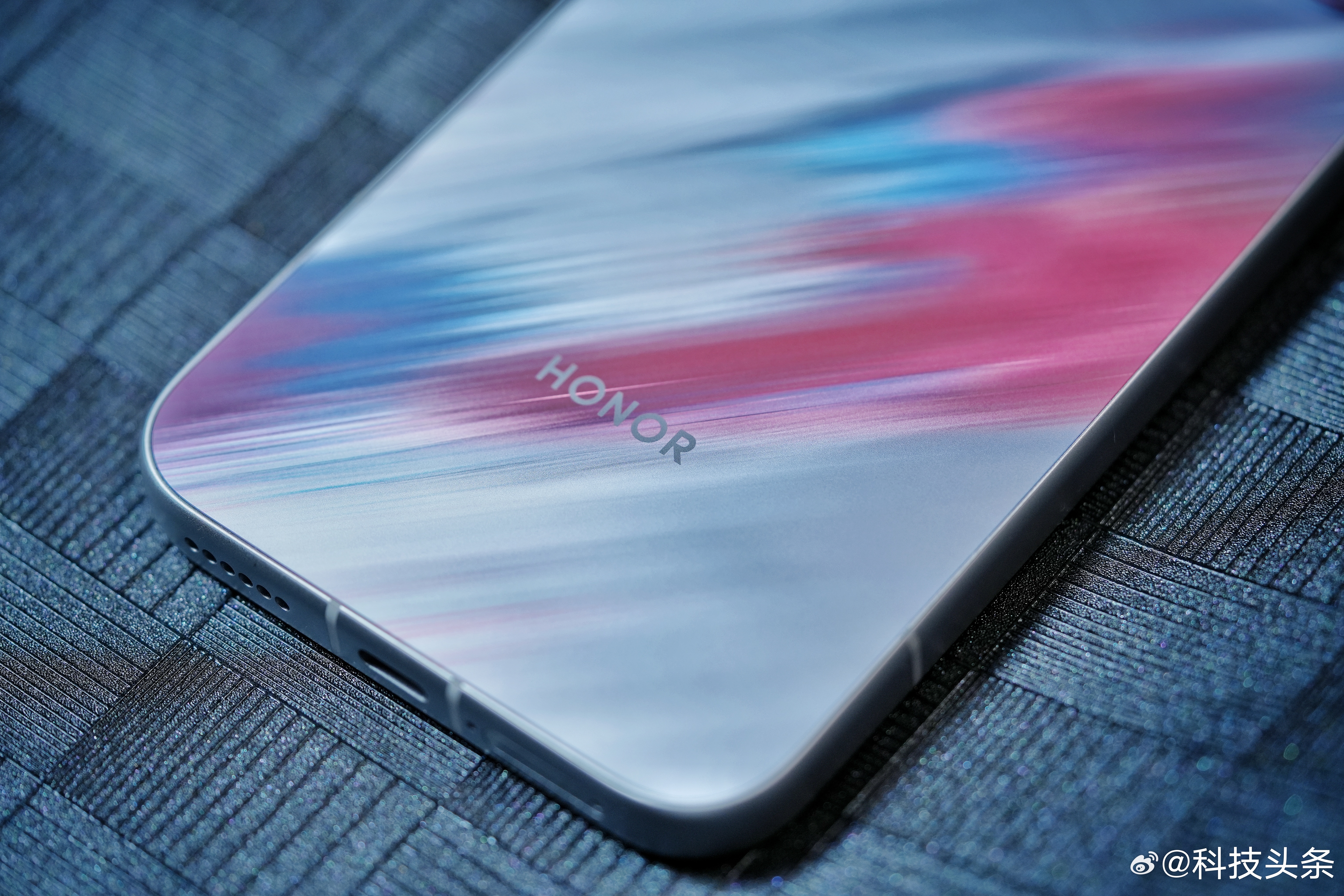 荣耀WIN2实测

- 骁龙8EE6+WIN Display超显芯，安兔兔轻松490万+，室温最高我跑到了502万，原神2小时平均帧率59.4帧，1% LOW帧56.4帧，平均功耗4.17W，耗电34%。

- 王者荣耀支持165帧极致模式，平均帧率164.1帧，性能模式1小时耗电13%。

- 35分钟可充50%，74分钟充满。

- 双风扇疾速散热，噪音最高 ​