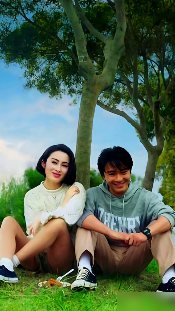 张敏说周星驰是独行侠，合作十几年，愣是没走进他内心一步。
《赌圣》里绮梦是他魂牵梦绕的人，《逃学威龙》里两人甜到齁，1990到1991年，他俩搭档的片子连着拿年度票房第一。银幕上眼神拉丝，片场里各待各的，收工就走。
张敏原话：我了解的周星驰，只在戏里。
拍《九品芝麻官》那会儿，两人已经熟得不能