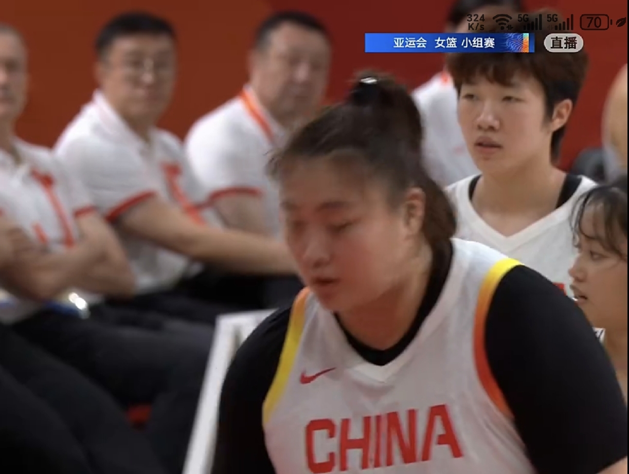 张子宇亚运首秀，场下杨舒予只拿 5 分——女篮 110 比 41 的这场大胜，真正该上热搜的不是赢多少分。
 
但说句泼冷水的：这数据不能当饭吃。对面归化中锋才1米88，绕前都够不着她的球。真到淘汰赛，日本那帮人绕前加包夹加切断传球路线三件套一上，张子宇接不到球，一切归零。
 
世界杯被法国挡在四强